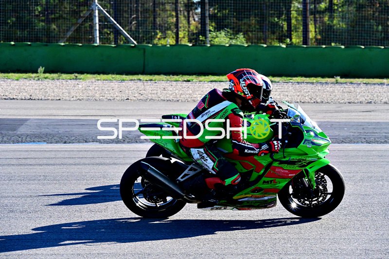 Kawasaki Ninja ZX-10R in Grün-Rot auf der Rennstrecke Hockenheim