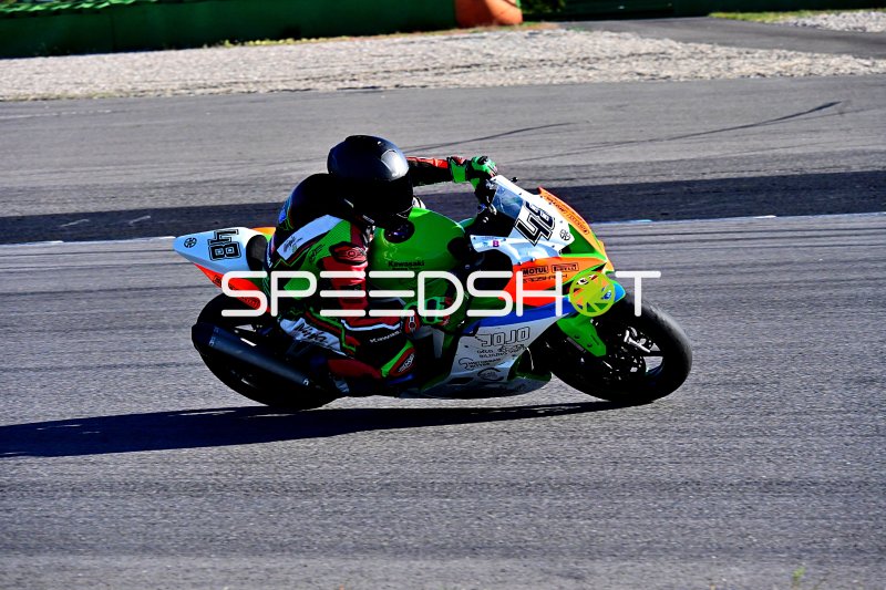 Kawasaki Ninja ZX-10R #19 in Schräglage auf dem Hockenheimring