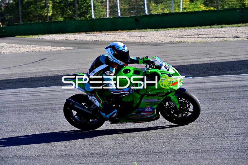 Kawasaki Ninja ZX-10R in Grün-Schwarz auf der Rennstrecke Hockenheim