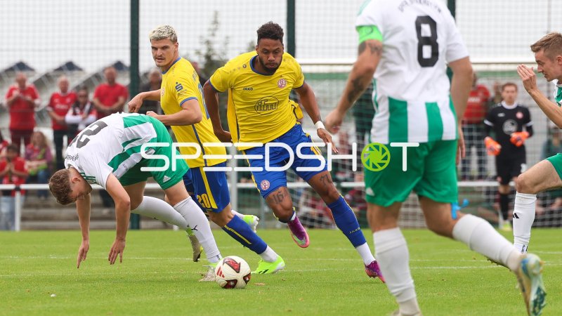 Marek Janssen und Ruben Reisig im Zweikampf um den Ball
