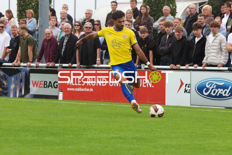 Ekin Çelebi (Rot-Weiss Essen) dribbelt den Ball über das Spielfeld