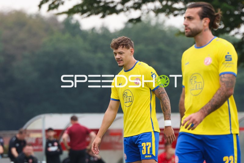 Jannik Hofmann (#37; Rot-Weiss Essen) beim Aufwärmen in Straelen