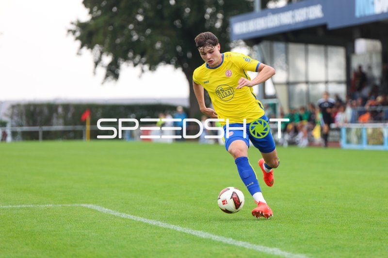 Jaka Cuber Potocnik (#9; Rot-Weiss Essen) dribbelt den Ball