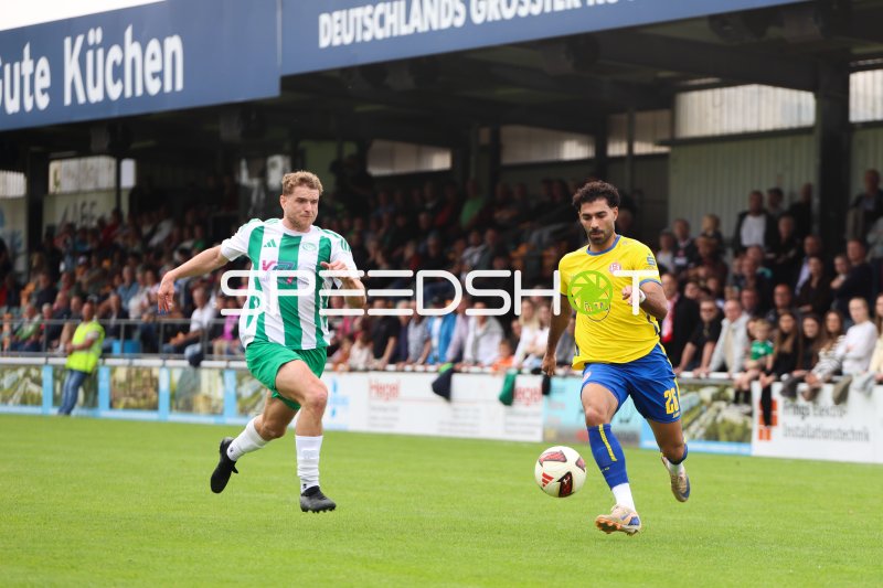 Ekin Çelebi (#26; Rot-Weiss Essen) im Zweikampf um den Ball