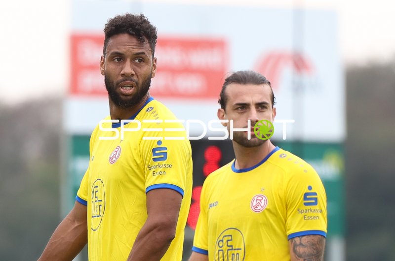 Ruben Reisig und José Enrique Ríos Alonso (Rot-Weiss Essen) im Stadion