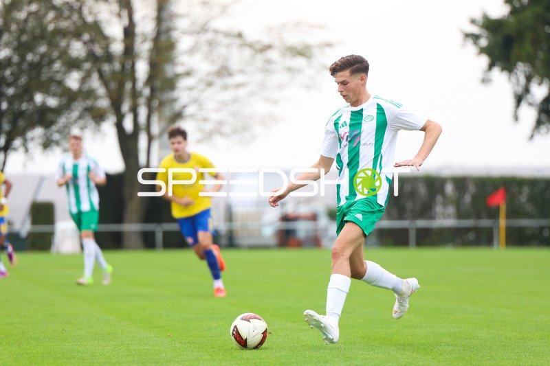 Spieler von Rot-Weiss Essen am Ball in Straelen