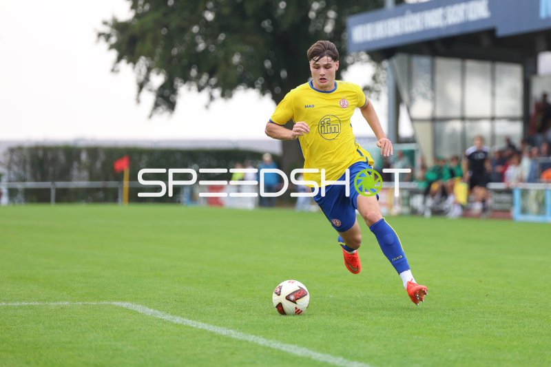 Jaka Cuber Potocnik (Rot-Weiss Essen) dribbelt mit Ball