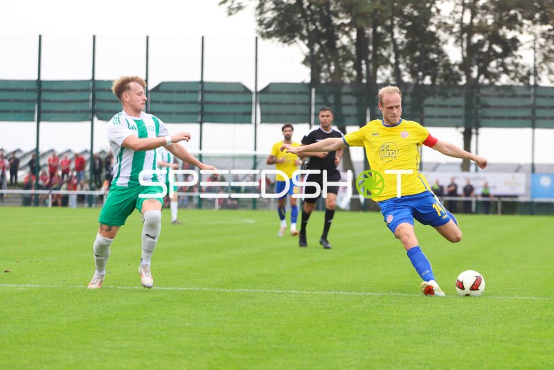 Lucas Brumme (#14; Rot-Weiss Essen) im Zweikampf um den Ball