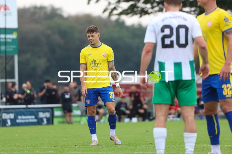 Jannik Hofmann (#31; Rot-Weiss Essen) im Spielaufbau