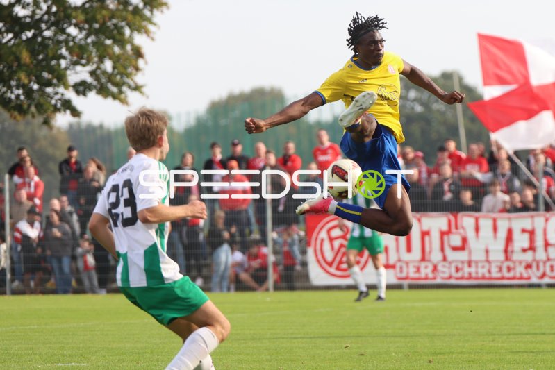 Spieler von Rot-Weiss Essen springt zum Kopfball