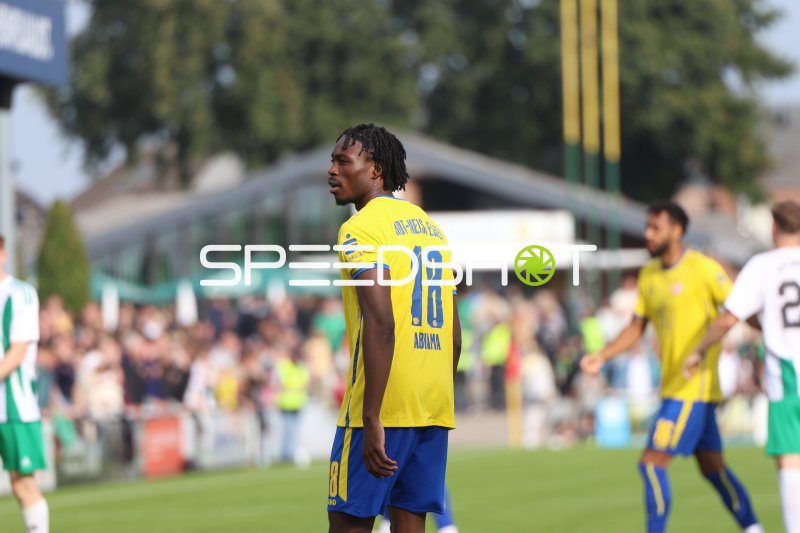 Dickson Abiama (#18; Rot-Weiss Essen) im Spieleinsatz in Straelen
