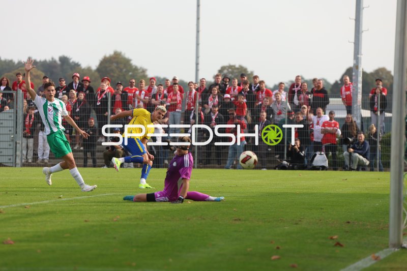 Marek Janssen (#20; Rot-Weiss Essen) im Zweikampf um den Ball