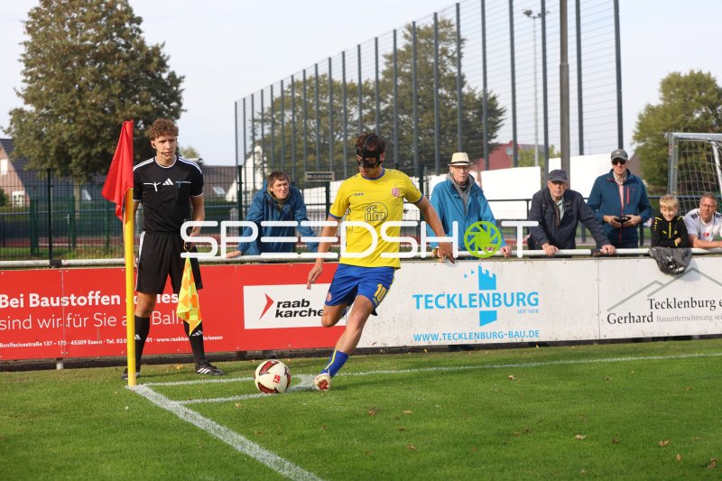 Spieler von Rot-Weiss Essen bei Eckstoß am Stadion an der Römerstraße