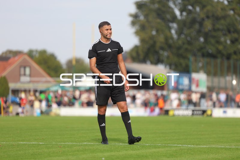 Schiedsrichter beim Fußballspiel im Stadion an der Römerstraße