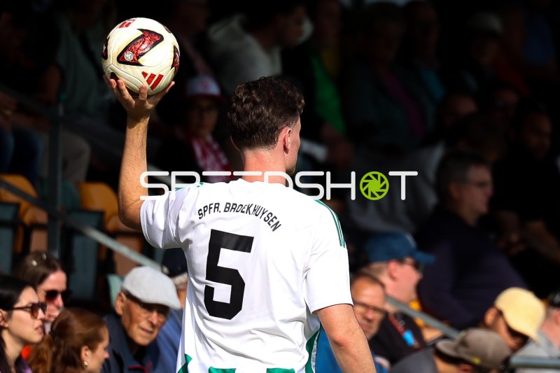 Spieler von Sportfreunde Broekhuysen mit Ball über Kopf