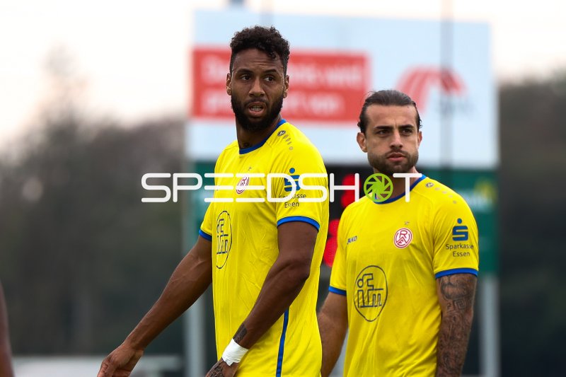 José Enrique Ríos Alonso und Ruben Reisig (Rot-Weiss Essen) vor dem Spiel