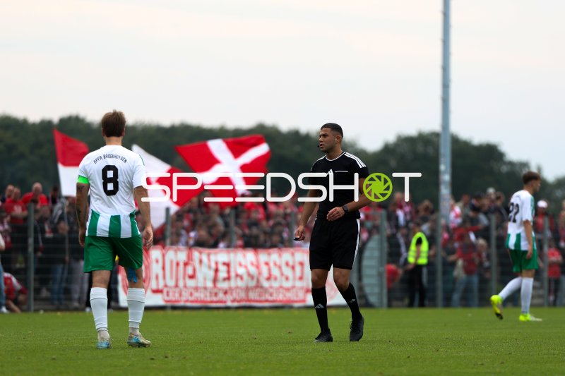 Schiedsrichter im Einsatz beim Fußballspiel in Straelen