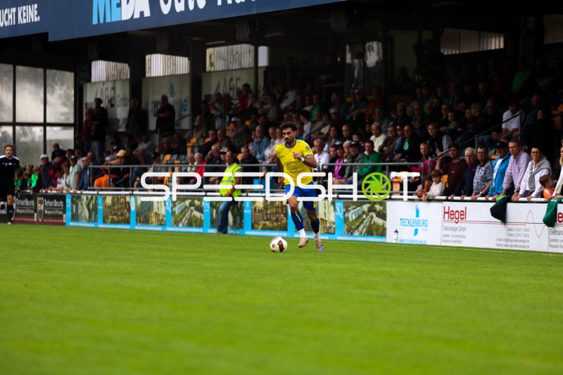 Ekin Çelebi (#26; Rot-Weiss Essen) mit Ball im Spielaufbau