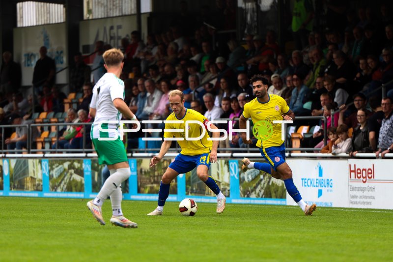 Ekin Çelebi und Lucas Brumme (Rot-Weiss Essen) im Spielaufbau gegen Sportfreunde Broekhuysen