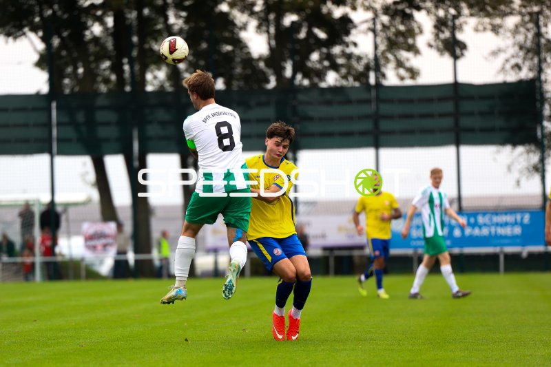 Jaka Cuber Potocnik (#9; Rot-Weiss Essen) im Kopfballduell