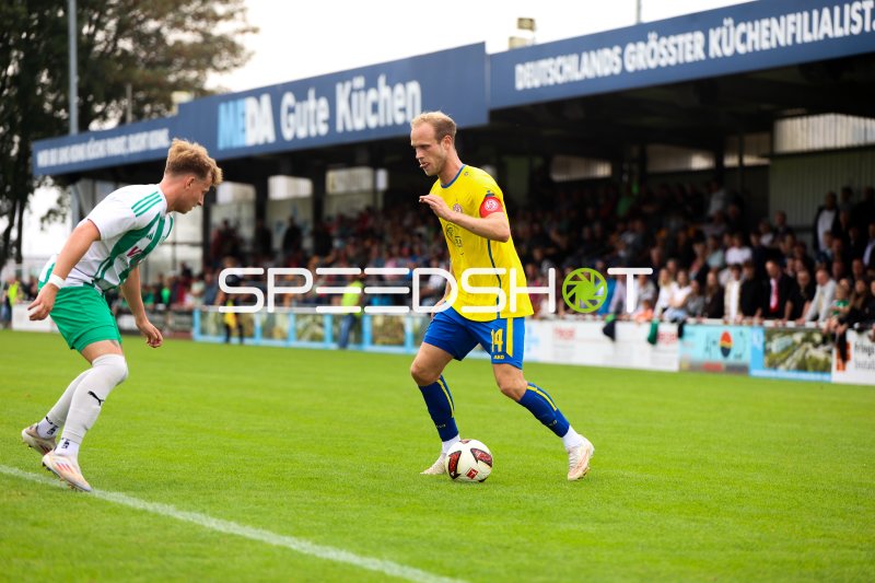 Lucas Brumme (#14; Rot-Weiss Essen) dribbelt am Gegner vorbei