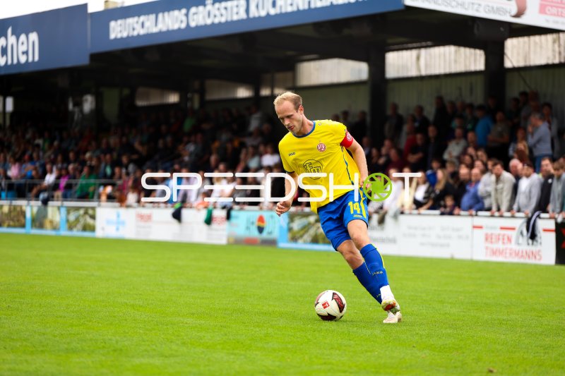 Lucas Brumme (#14; Rot-Weiss Essen) dribbelt den Ball