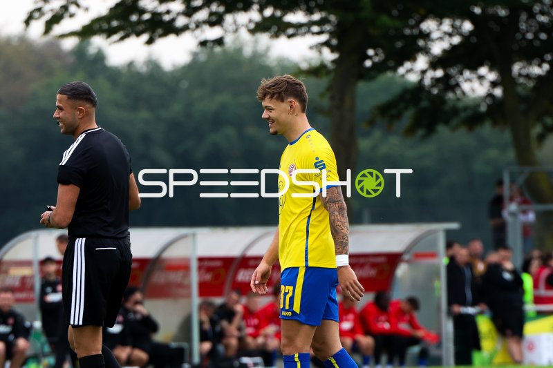 Jannik Hofmann (#37; 1. FC Nürnberg) und Spieler von Rot-Weiss Essen im Austausch