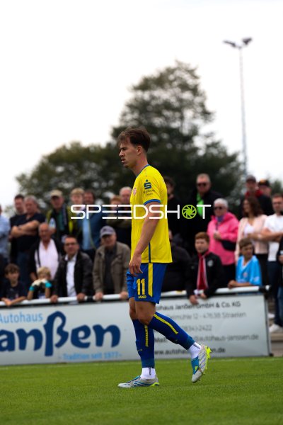 Spieler (#11) von Sportfreunde Broekhuysen beim Aufwärmen in Straelen