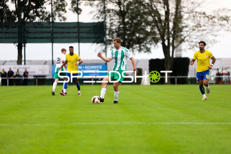 Ekin Çelebi (#26; Rot-Weiss Essen) am Ball gegen Sportfreunde Broekhuysen