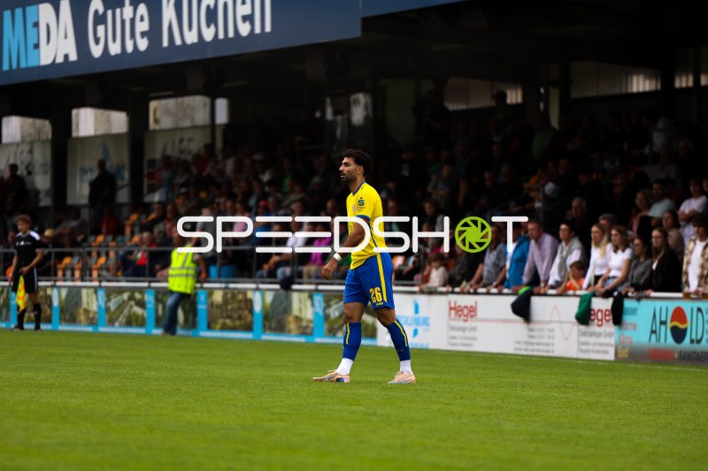 Ekin Çelebi (#26; Rot-Weiss Essen) im Spielaufbau