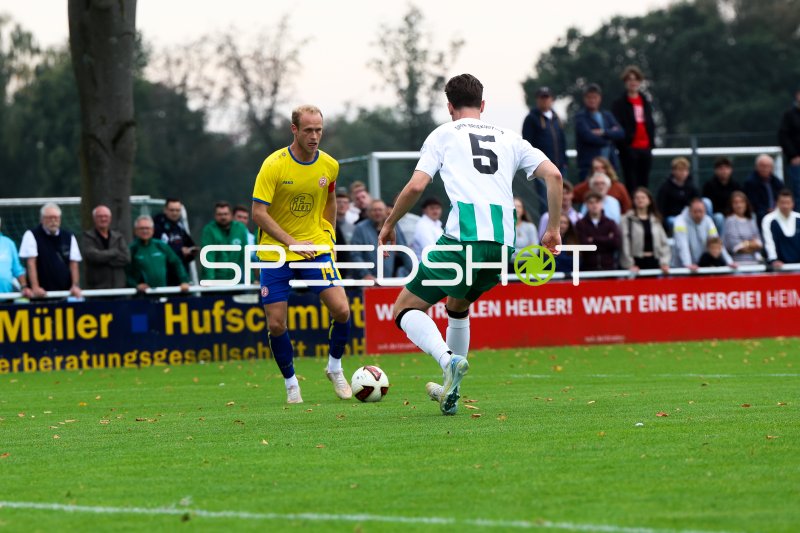 Lucas Brumme (#14; Rot-Weiss Essen) im Zweikampf um den Ball