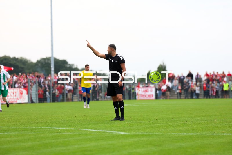Schiedsrichter pfeift Spielunterbrechung im Stadion an der Römerstraße