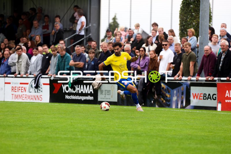 Ekin Çelebi (Rot-Weiss Essen) mit Ball im Spielaufbau