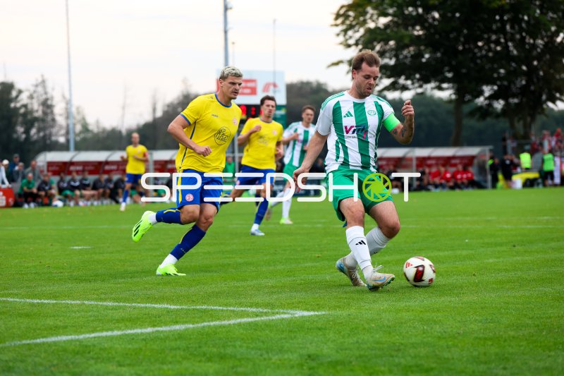 Marek Janssen (#20; Rot-Weiss Essen) im Zweikampf gegen Sportfreunde Broekhusen