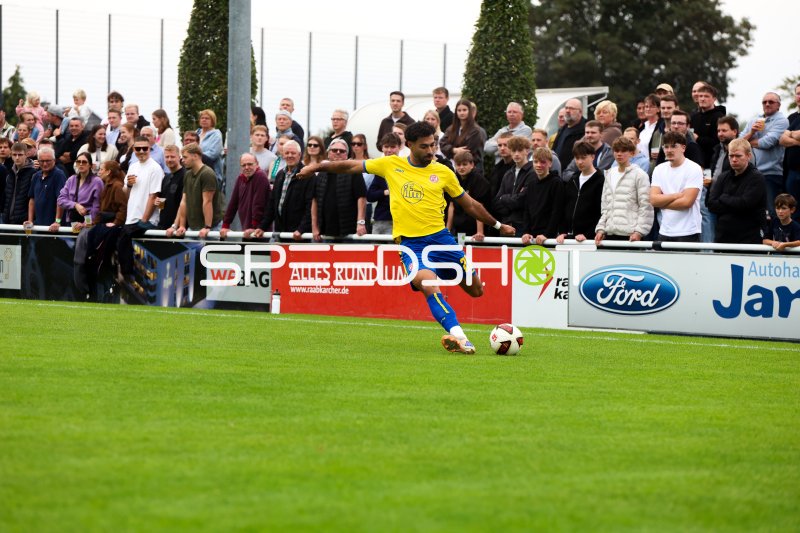 Spieler von Sportfreunde Broekhuysen in Ballkontrolle am Stadion an der Römerstraße