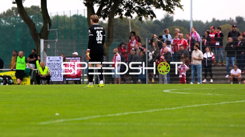 Felix Wienand (#35; Rot-Weiss Essen) beim Torwartspiel im Stadion Straelen