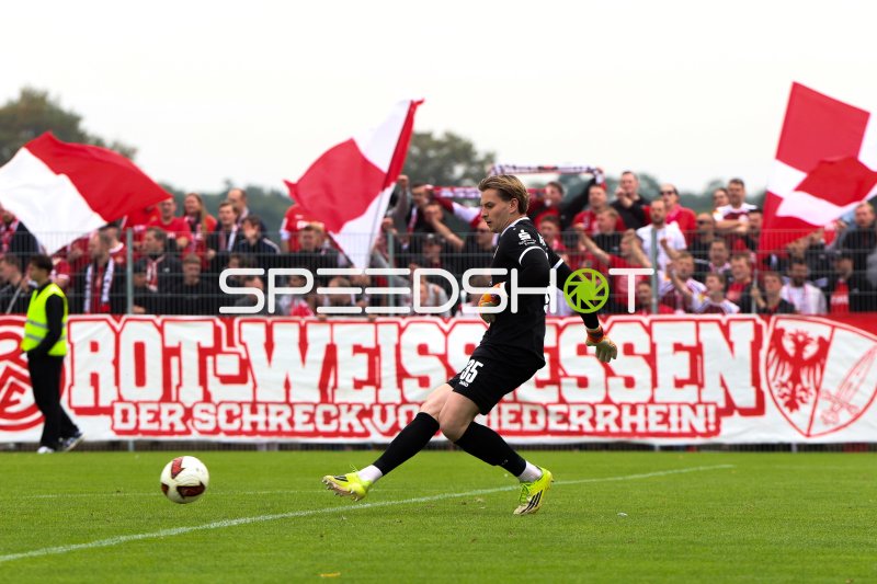 Felix Wienand (#35; Rot-Weiss Essen) bei Abwehraktion