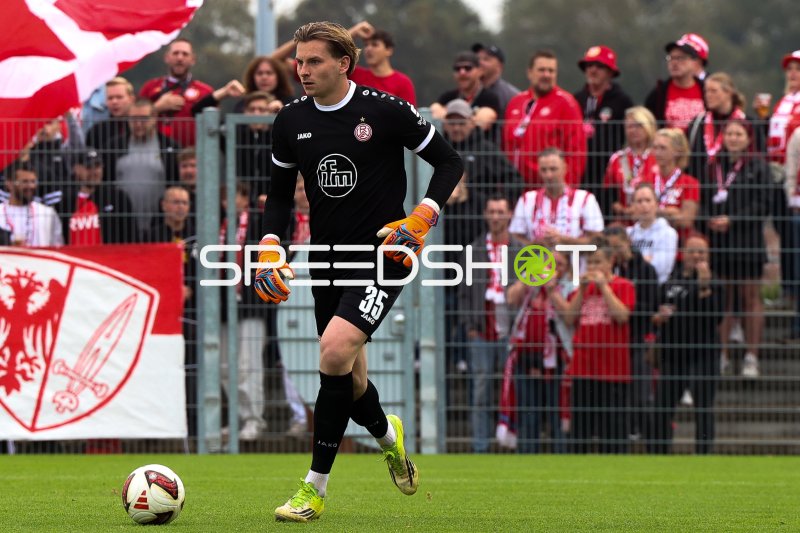 Felix Wienand (#35; Rot-Weiss Essen) beim Aufwärmen in Straelen