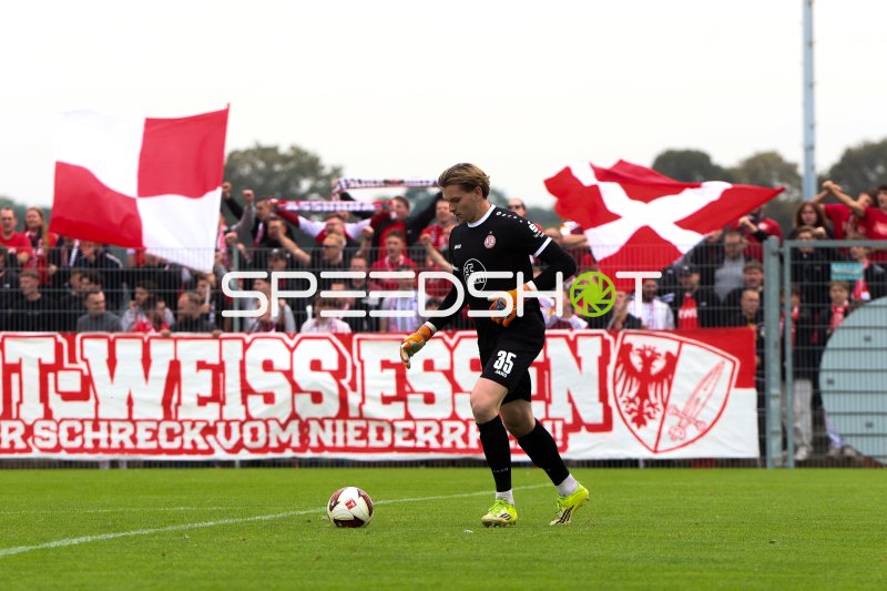 Felix Wienand (#35; Rot-Weiss Essen) beim Spielaufbau