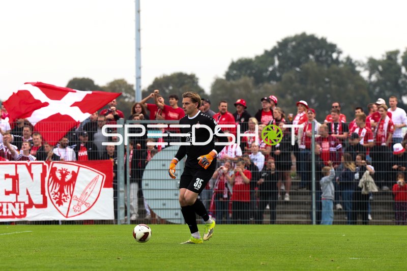 Felix Wienand (#25; Rot-Weiss Essen) beim Aufbau