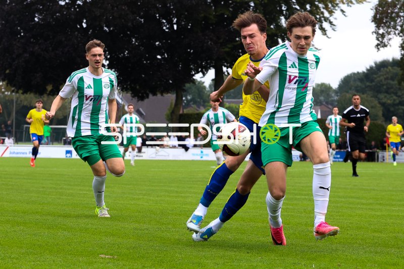 Noah Pesch (#11; Rot-Weiss Essen) im Zweikampf um den Ball