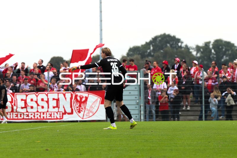 Felix Wienand (#35; Rot-Weiss Essen) bei Torwart-Aktion