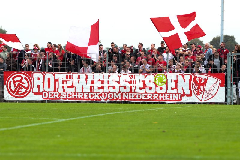 Rot-Weiss Essen Fans mit Choreografie im Stadion an der Römerstraße