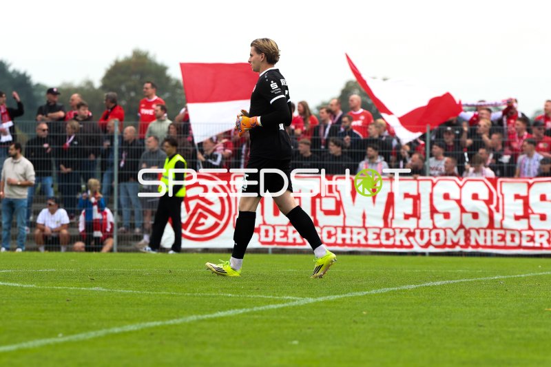 Spieler von Rot-Weiss Essen beim Aufwärmen im Stadion Straelen