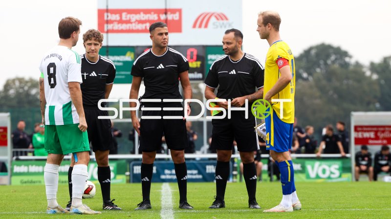 Schiedsrichter und Spieler vor Spielbeginn am Stadion an der Römerstraße