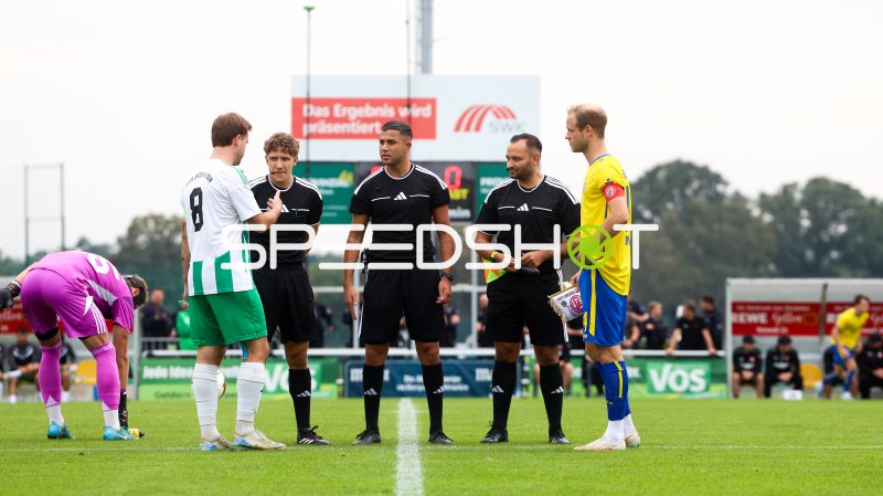 Schiedsrichter und Spieler vor Spielbeginn am Stadion an der Römerstraße