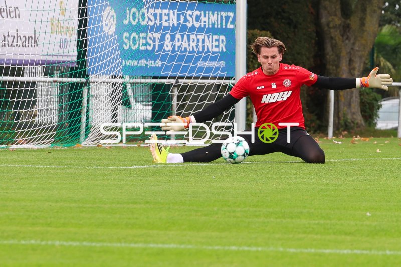 Felix Wienand (#35; Rot-Weiss Essen) bei Torwart-Training