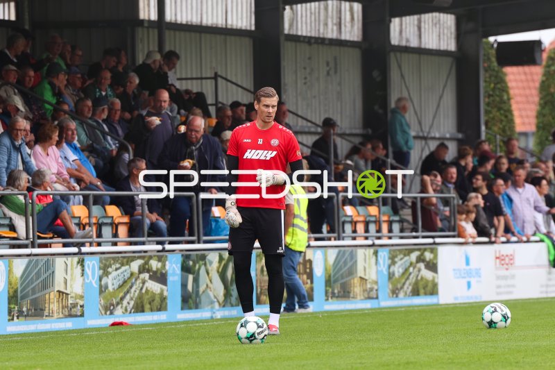 Torwart von Rot-Weiss Essen beim Aufwärmen im Stadion Straelen