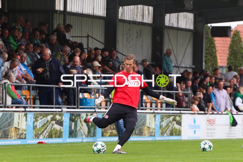 Torwart in rotem Trikot beim Aufwärmen im Stadion an der Römerstraße