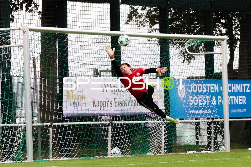Felix Wienand (#35; Rot-Weiss Essen) bei Torwarttraining